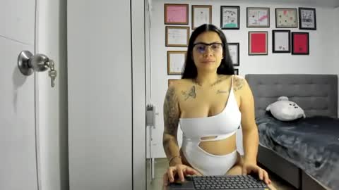 alicia_rainbow online show from June 2, 4:25 am