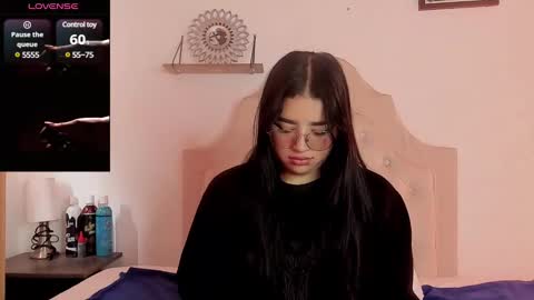 aliice_walker_ online show from February 1, 4:44 pm