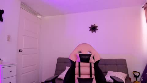 Snapshot of alissia_viera chatting on February 2, 1:52 pm iraide online show from February 2, 1:52 pm