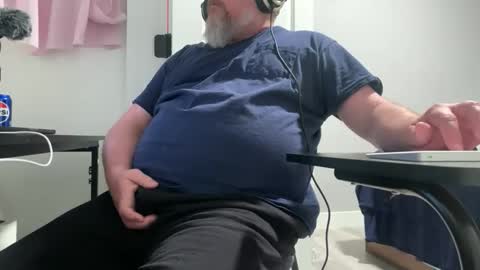 Allergictolove online show from April 3, 1:34 am