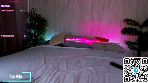 alli_aster online show from May 26, 1:44 am