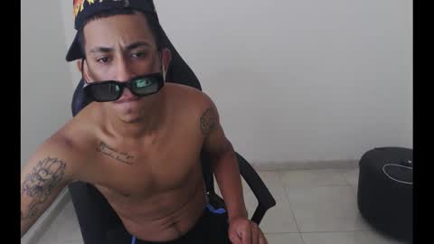 alphas_latins online show from April 7, 4:47 am