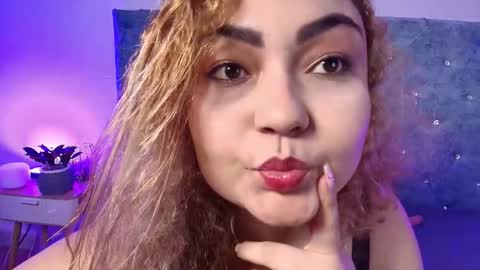 amara_silk_ online show from February 26, 4:38 am