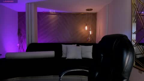 Snapshot of ambarjames_ chatting on October 15, 11:44 am Ambar online show from October 15, 11:44 am