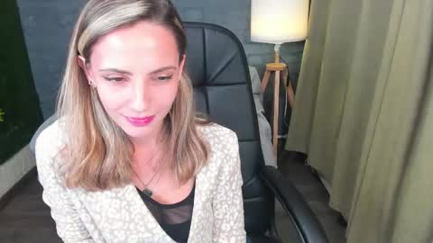 amelia_meili online show from November 19, 1:10 pm