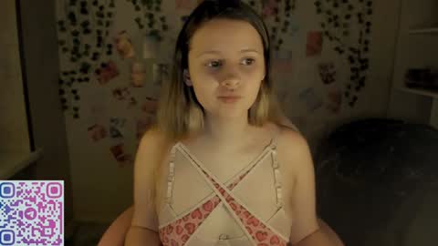 Amelie  James online show from December 18, 6:46 pm