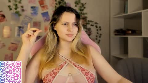 Amelie  James online show from December 10, 2:28 pm