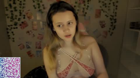 Amelie  James online show from December 18, 3:44 pm