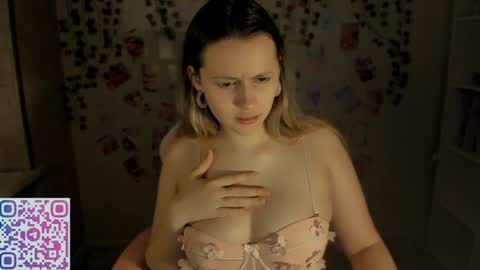 Amelie  James online show from January 4, 7:02 pm