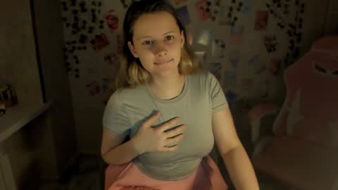 Amelie  James online show from December 23, 3:55 pm