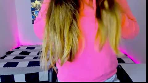 Snapshot of amellymillyy chatting on October 4, 9:45 pm amellymillyy online show from October 4, 9:45 pm