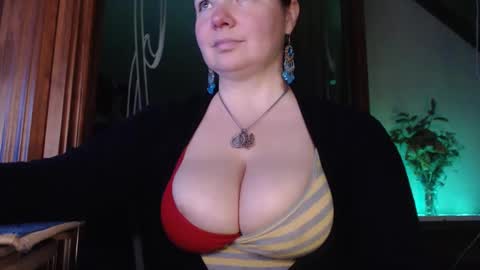 amorelara online show from March 3, 4:15 pm