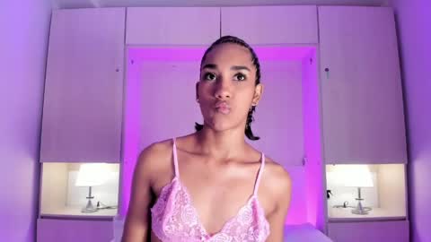 anaacollins_ online show from May 26, 11:38 am
