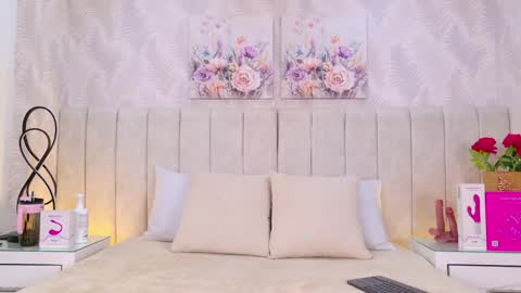 Mia online show from May 5, 12:22 pm