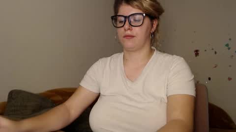 Anaysbigtits online show from December 9, 12:30 pm