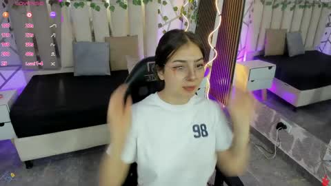 andrea_tay1 online show from June 2, 7:27 pm