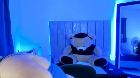 andreaakinky online show from October 21, 8:41 am