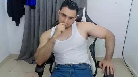 andres180950734 online show from May 12, 11:25 pm