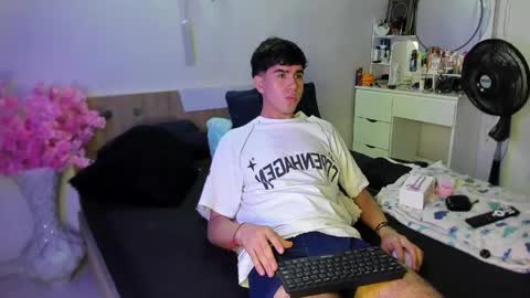 andy_wood1 online show from June 4, 12:11 pm