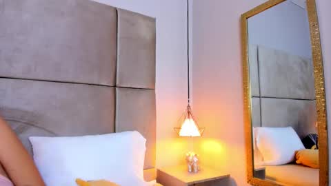 angelag_ online show from November 18, 8:45 pm