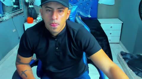 Snapshot of angelandchris chatting on October 24, 12:17 pm Angel And Cris online show from October 24, 12:17 pm