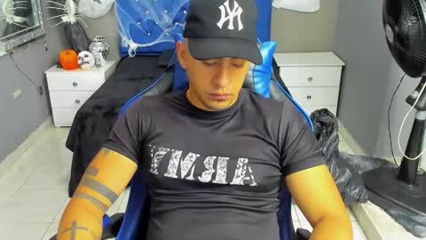 Snapshot of angelandchris chatting on October 28, 12:17 pm Angel And Cris online show from October 28, 12:17 pm