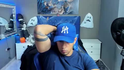 Snapshot of angelandchris chatting on October 29, 12:18 pm Angel And Cris online show from October 29, 12:18 pm