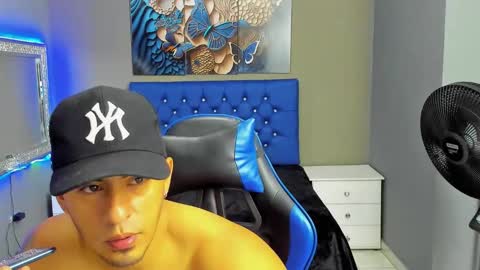 Snapshot of angelandchris chatting on October 20, 12:21 pm Angel And Cris online show from October 20, 12:21 pm