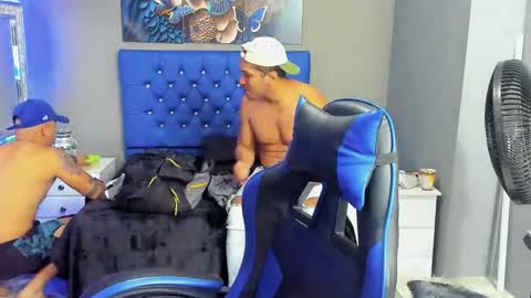 Snapshot of angelandchris chatting on October 21, 12:32 pm Angel And Cris online show from October 21, 12:32 pm