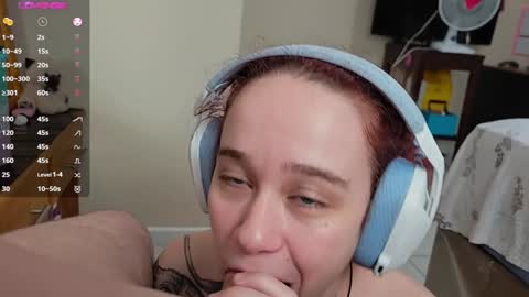 Snapshot of angels_fuck chatting on December 13, 3:05 am Chau Mist    online show from December 13, 3:05 am