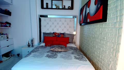 laura  online show from October 23, 2:02 am