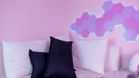 anne_millerr online show from June 4, 11:49 am