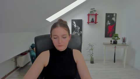 annewilsonn online show from May 6, 7:47 am