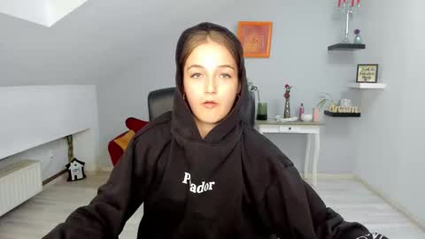 annewilsonn online show from November 12, 2:19 pm