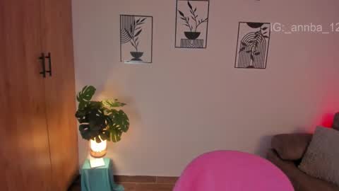 annie_barozzi online show from March 25, 1:40 pm