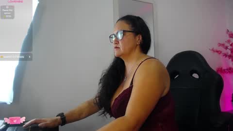 annie_carterr_ online show from May 30, 1:31 pm