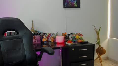 annie_loff online show from February 5, 6:15 pm