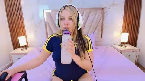 My name is Andrea  thumb up me please its important online show from January 5, 10:24 pm