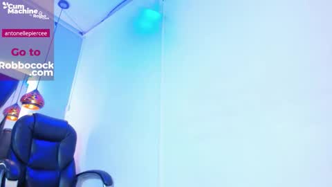 A N T O N E L L E  online show from November 15, 11:56 am