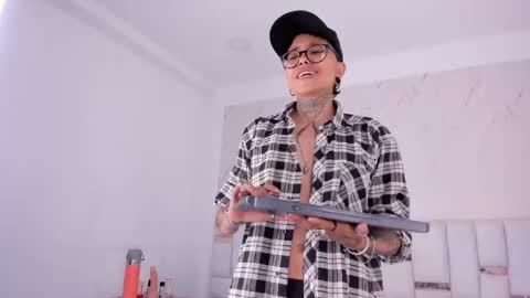 antony_d_ossa online show from April 22, 4:19 am