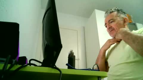 Snapshot of apixaba chatting on September 28, 9:24 pm furry bear online show from September 28, 9:24 pm