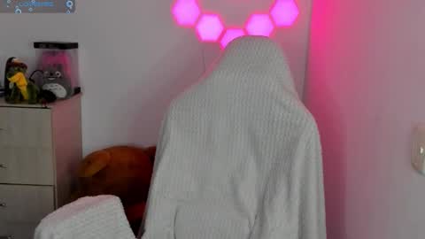 aqua emilly online show from November 23, 12:52 am