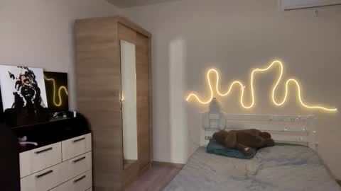 Emi online show from March 28, 5:03 pm