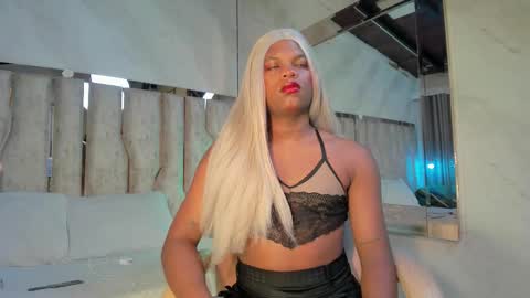 ariana_grande233 online show from March 3, 11:39 am