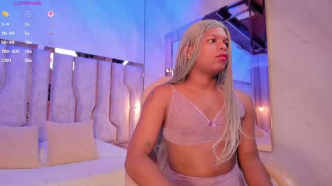 ariana_grande233 online show from April 15, 12:19 pm