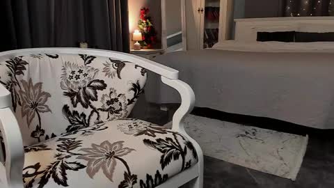 Ana online show from December 17, 1:29 pm