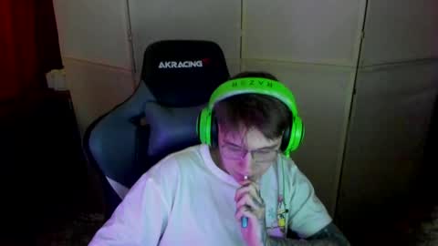 Snapshot of aron_neall chatting on February 28, 8:20 am biggest penis online show from February 28, 8:20 am