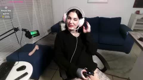 Ashley Faye online show from August 4, 9:11 pm