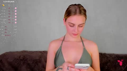 Snapshot of ashbunny_ chatting on October 24, 8:42 pm your pretty Ashley online show from October 24, 8:42 pm