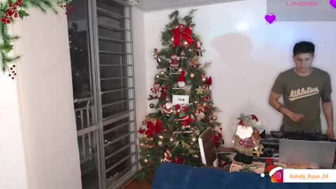 Ashley And Ryan  online show from December 17, 11:44 pm